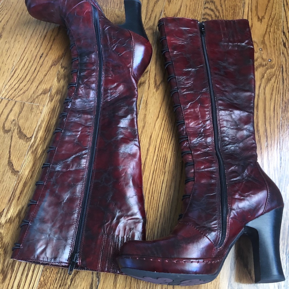 Born crown boots